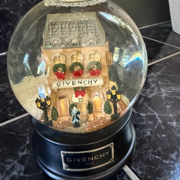 Givenchy Paris Vintage Snow Globe With Boutique Scene & Black Base Collectible D - Picture 2 of 7